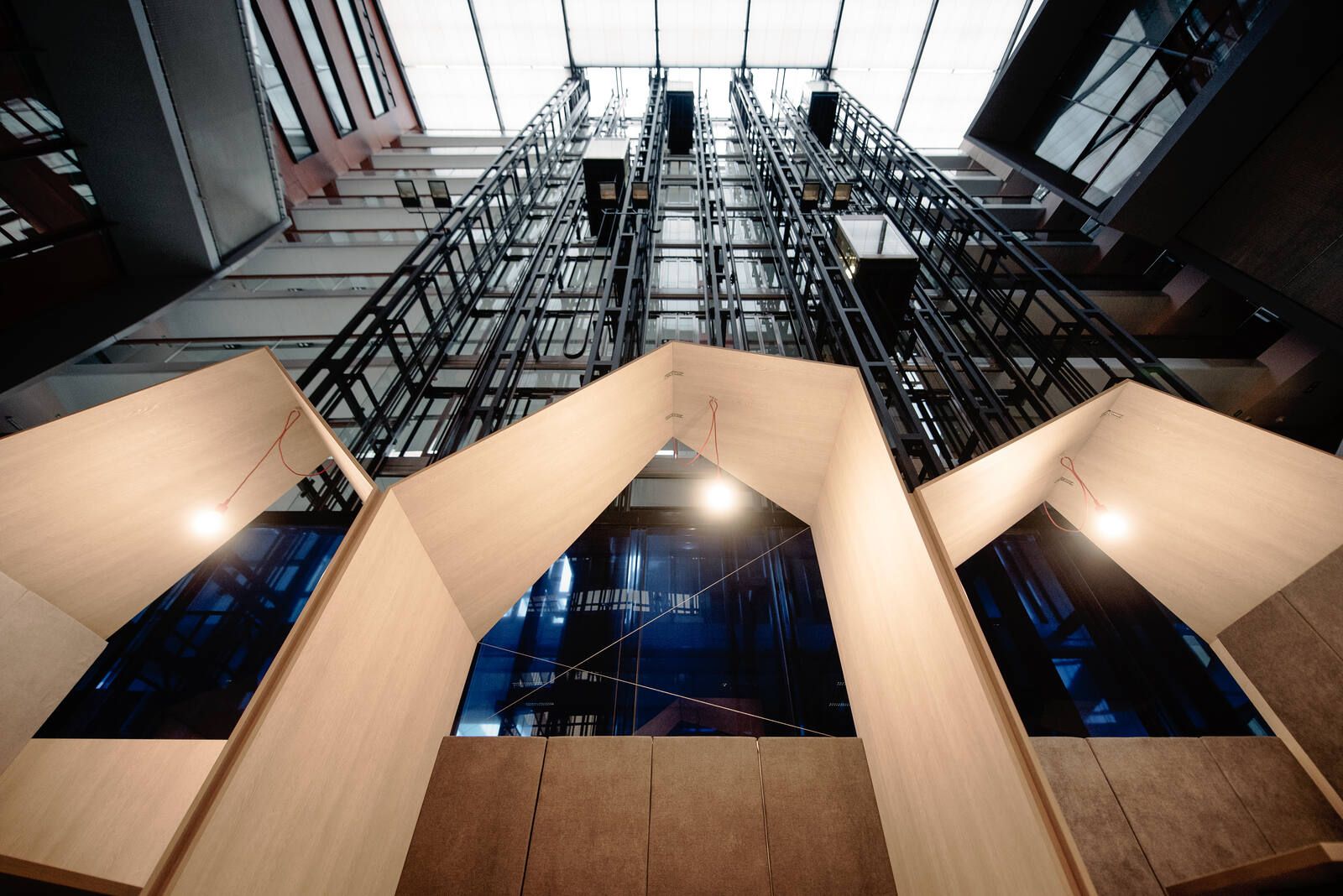Pohled vzhůru — atrium a štíty meeting budek z dolního pohledu