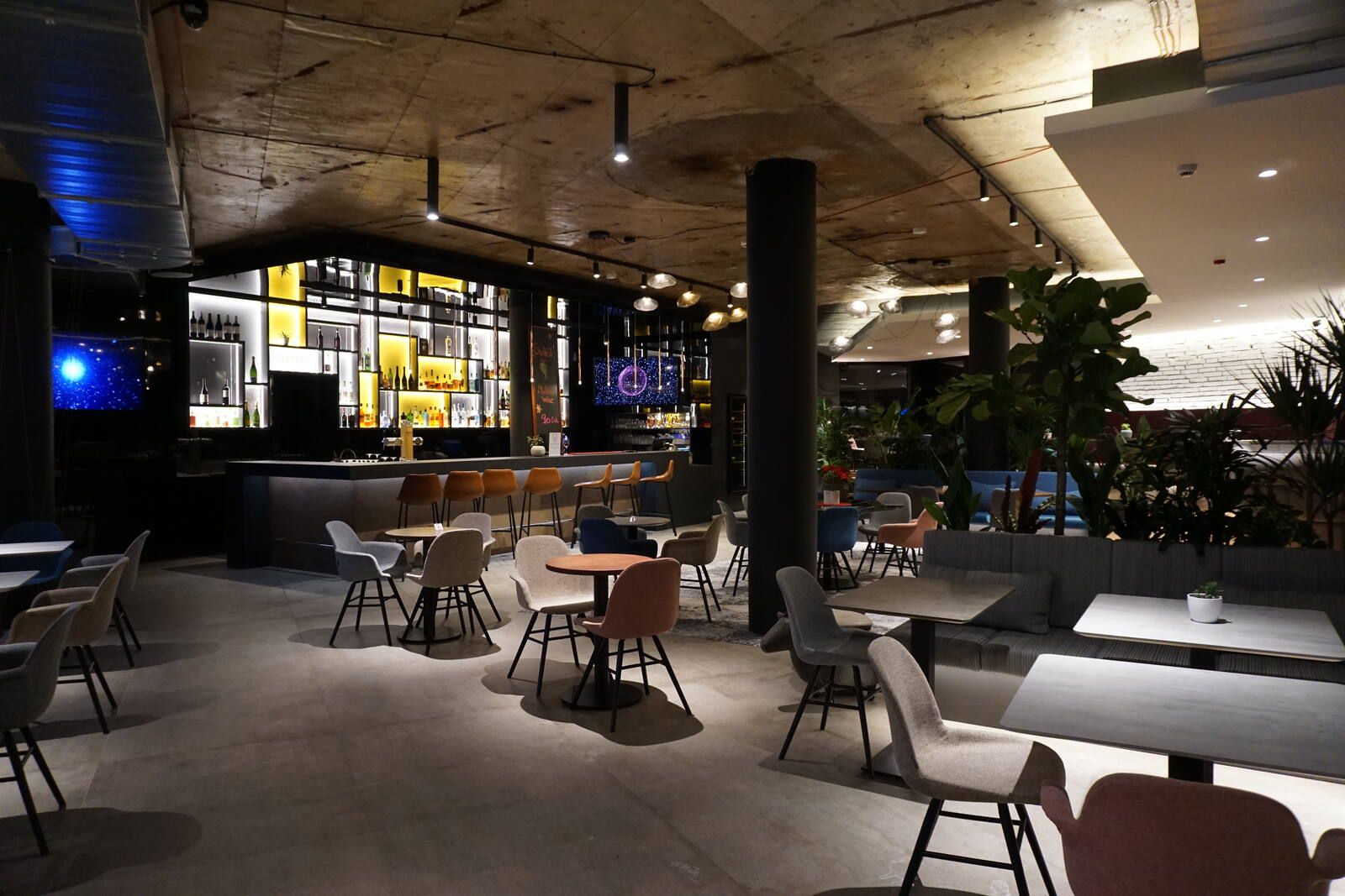 Eclipse Lounge Bar — interiér realizovaného lobby baru