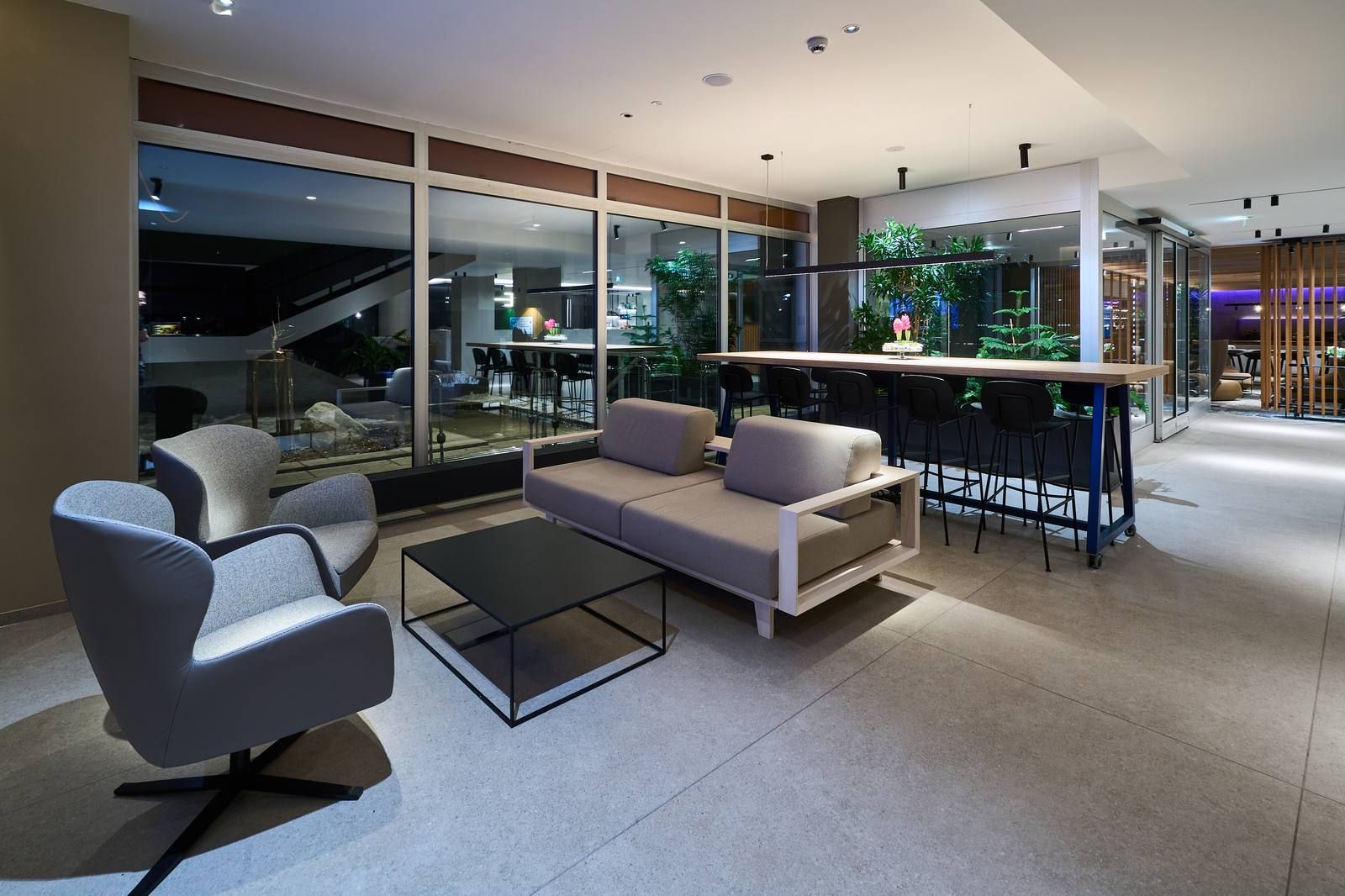 Lobby — sedací souprava s výhledem do exteriéru