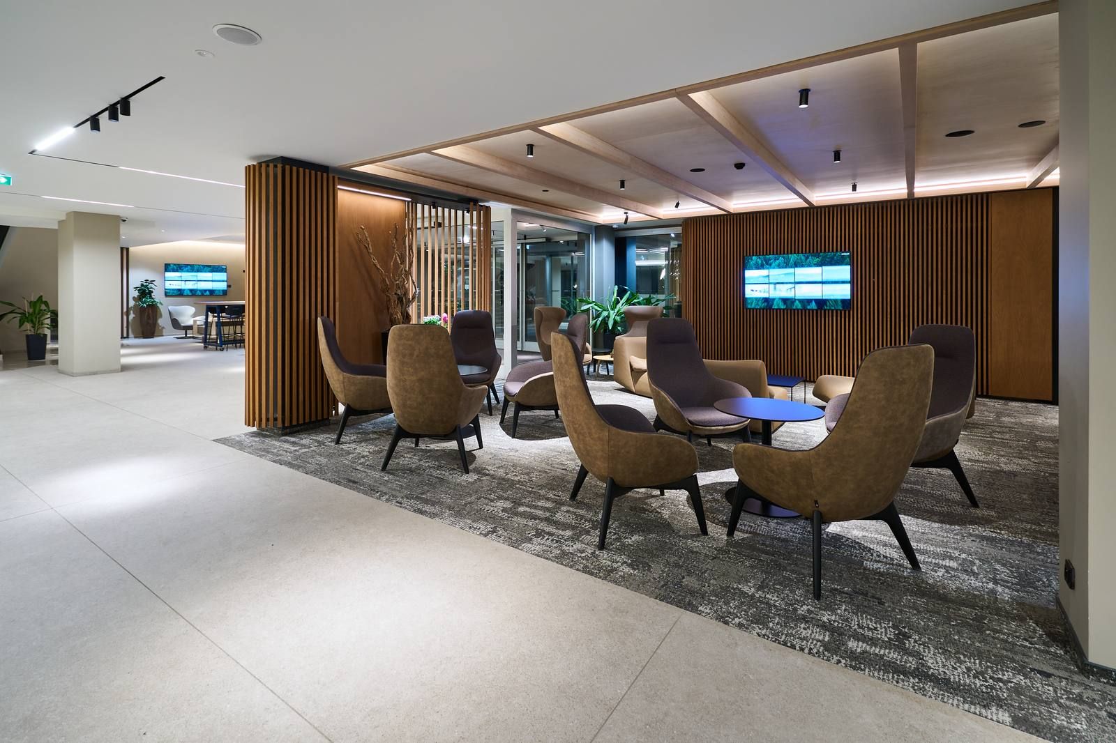 Lounge — dřevěné lamely a posezení
